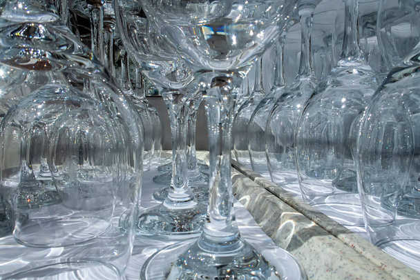 Rivit tyhjiä viinilaseja lähellä. Lasillinen pikareita valkoisella pöydällä. Ravintolabaari käsite - Valokuva, kuva