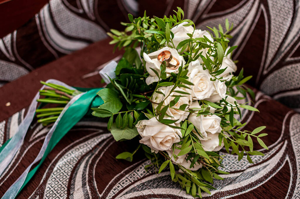 menyasszonyi csokor fehér rózsa jegygyűrűvel - Fotó, kép
