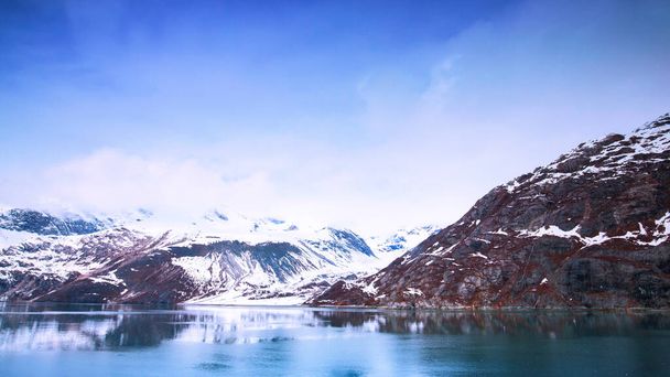 Statek wycieczkowy pływający w Parku Narodowym Glacier Bay, Alaska - Zdjęcie, obraz