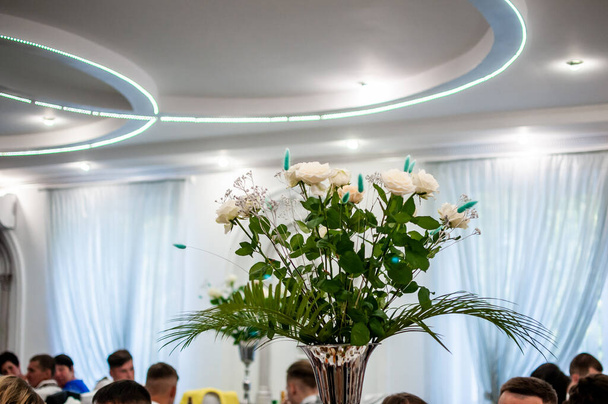 Strauß weißer Rosen als Dekoration auf dem Hochzeitstisch - Foto, Bild
