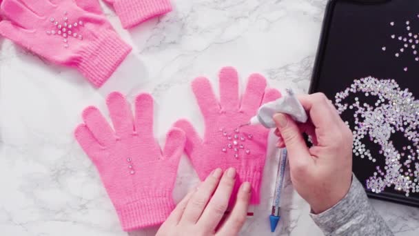 Επίπεδη. Rhinestone ροζ παιδικά γάντια με νιφάδες χιονιού. - Πλάνα, βίντεο