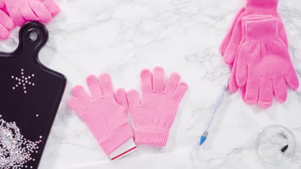 Ležel. Šatonová růžová dětská rukavice se sněhovými vločkami. - Záběry, video
