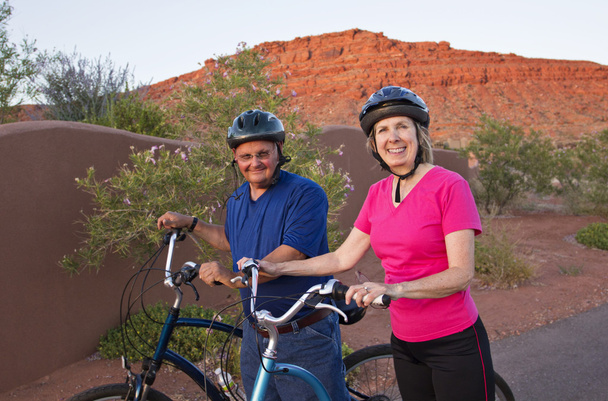 aktivní senior pár na kole jezdit v jihozápadní USA. - Fotografie, Obrázek