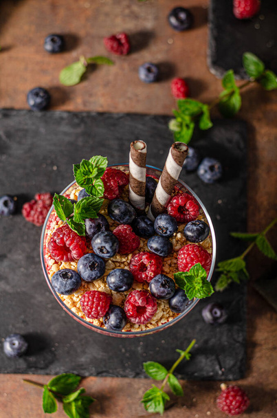 Vanilla panna cotta with berries and crunchy cookies - Foto, afbeelding