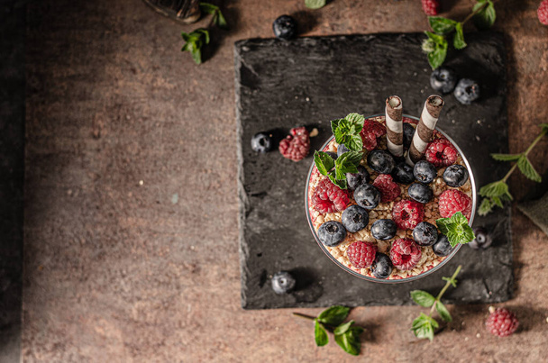 Vanilla panna cotta with berries and crunchy cookies - Φωτογραφία, εικόνα