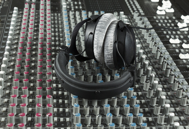 Kopfhörer auf einem Studiomischpult - Foto, Bild