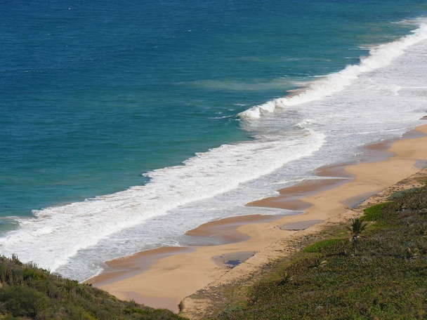 Spiaggia tropicale con onde ipnotizzanti che si rompono sulla riva  - Foto, immagini
