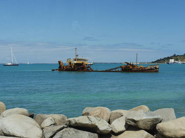 Ruínas e naufrágio permanece mar a bela vista da Marina Port la Royale, na Baía de Marigot, lado francês de St. Maarten nas ilhas do Caribe. - Foto, Imagem
