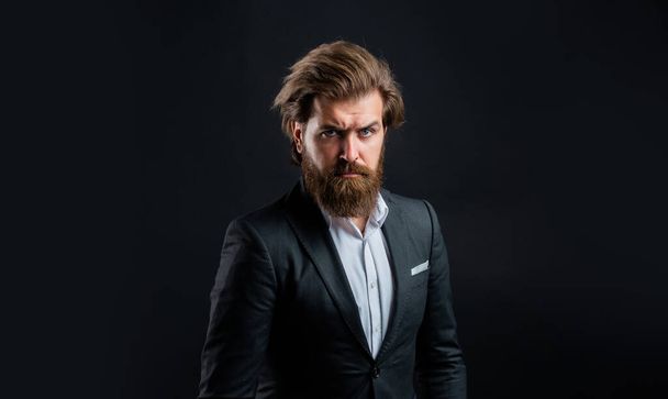bride groom. mens office wardrobe. fashionable man dressed in suit. formal fashion model. handsome man on gray background. serious bearded businessman. stylish mature man looking modern - Foto, imagen