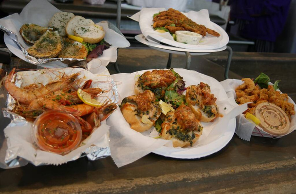 Erilaisia herkullisia mereneläviä lautasenäytteitä Ranskan markkinoilla New Orleansissa, Louisianassa. - Valokuva, kuva