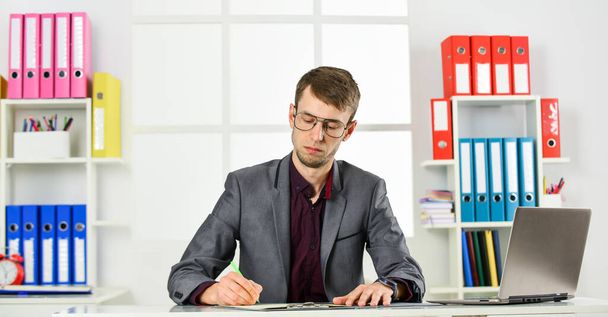Be professional. man wear office suit. male realtor has hard working day. online courses tutor. leader of law office. confident lawyer working with computer. agile business. businessman making notes - Foto, afbeelding