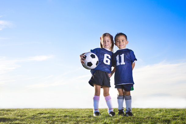 két aranyos fiatal soccer játékos a csapat egyenruhát visel - Fotó, kép