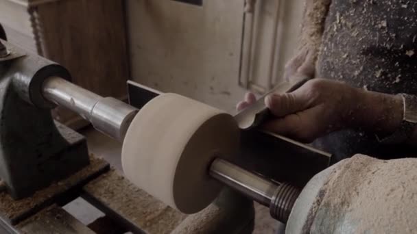 Карпентер использует косой зубило в мастерской. Профессиональный плотник с косой долотом для обработки древесины на токарном станке - Кадры, видео