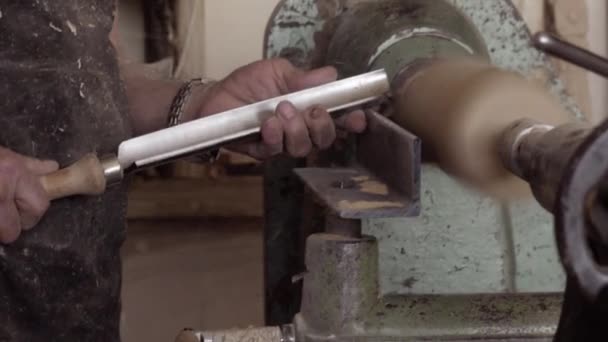 Tesař používá dláto v dílně. Profesionální muž tesař pomocí šikmé dláto pro tvarování kus dřeva na soustružení dřeva soustruh v dílně. - Záběry, video
