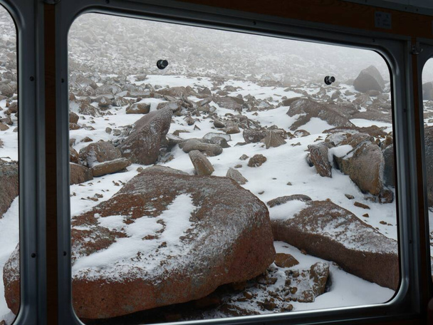 Kaunis näkymä lumen peitossa kiviä ja lohkareita matkalla Pikes Peak Colorado, nähtynä junan ikkunasta.  - Valokuva, kuva