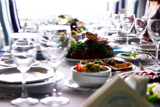 Beautifully organized event - served banquet tables ready for guests. - Fotó, kép