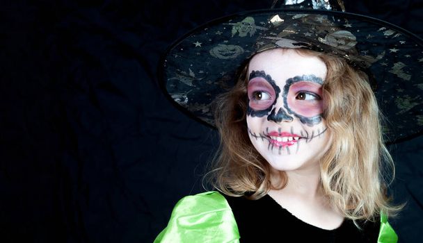 Una ragazza caucasica vestita da strega ad Halloween e dipinta tipicamente messicana il giorno dei morti - Foto, immagini