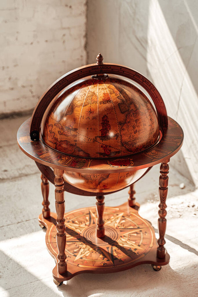globe à bois isolé dans une salle de grunge blanche - Photo, image