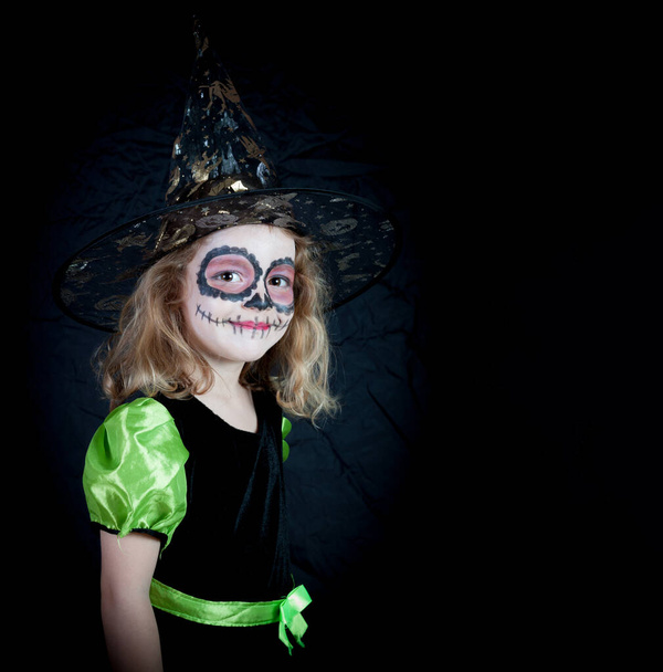 Кавказская девушка, одетая как ведьма на Хэллоуин и нарисованная типично мексиканской в день мертвых - Фото, изображение
