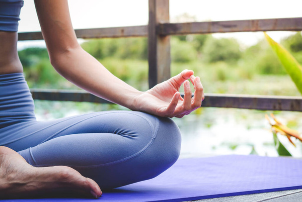 Jeune femme asiatique en bonne santé Asseyez-vous pour un entraînement de yoga au parc extérieur le matin. espace de copie - Photo, image