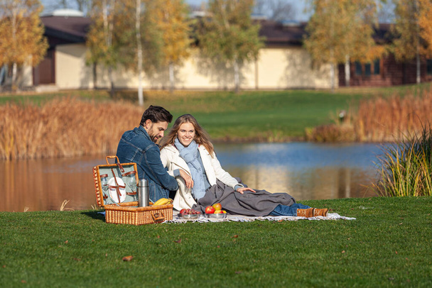 The couple had an outdoor picnic in the park - Foto, afbeelding