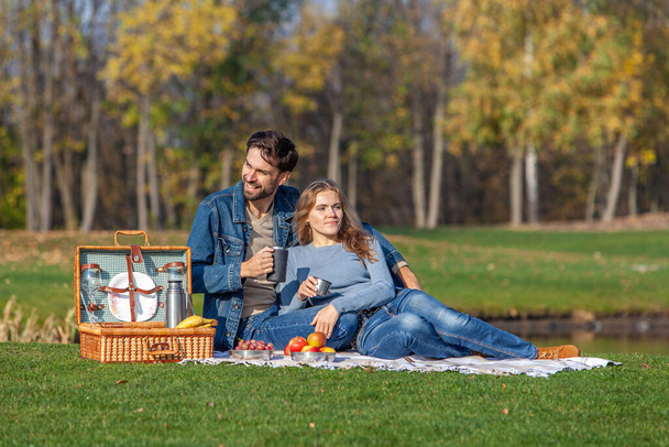 Das Paar hatte ein Picknick im Park - Foto, Bild