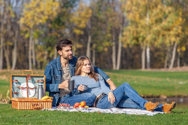 La pareja tuvo un picnic al aire libre en el parque - Foto, Imagen