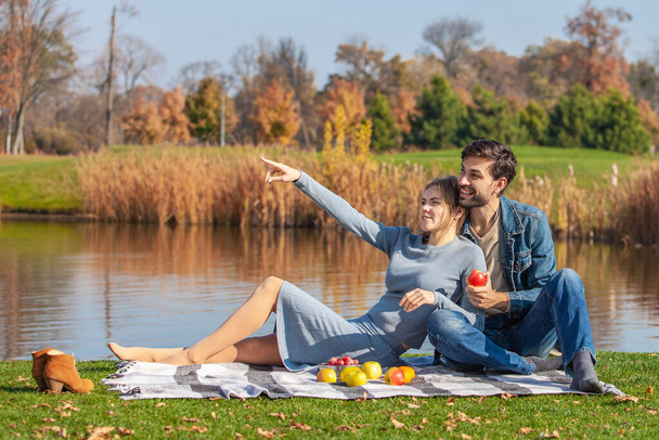 Пара устроила пикник на открытом воздухе в парке - Фото, изображение