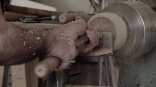 Tesař používá dláto v dílně. Profesionální muž tesař pomocí šikmé dláto pro tvarování kus dřeva na soustružení dřeva soustruh v dílně. - Záběry, video