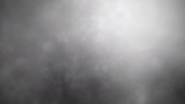 Légköri zökkenőmentes hurok füst köd felhő gőz gőz háttér világító fény a jobb felső sarokban. 4K Fehér füst lassan lebeg az űrben fekete háttér mellett. Füstös köd áramló hatása. - Felvétel, videó