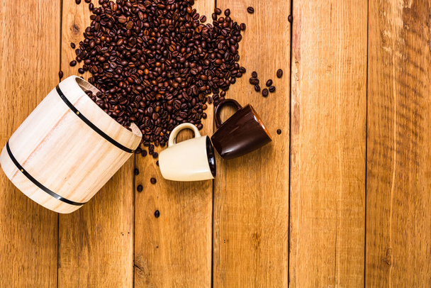 Чашка кави, смажені кавові зерна на дерев'яному фоні, вид зверху на кавову дерев'яну бочку, копіювання місця для тексту, крупним планом фотографія кави
 - Фото, зображення