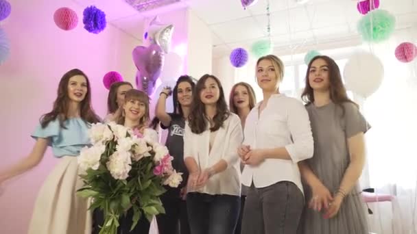 Ομάδα από ελκυστικές νεαρές χαρούμενες ενθουσιασμένες γυναίκες συγχαίρουν τον εορτασμό πάρτι γενεθλίων στο επαγγελματικό σαλόνι ομορφιάς - Πλάνα, βίντεο