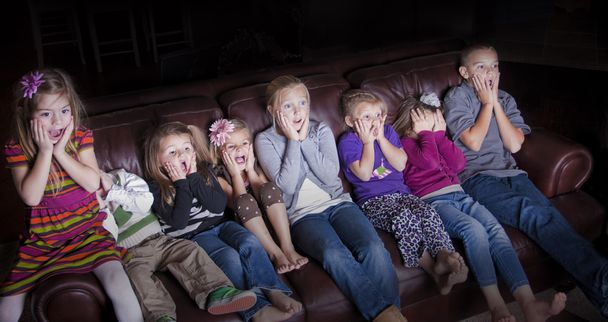 τα παιδιά βλέποντας συγκλονιστικό τηλεοπτικών προγραμμάτων - Φωτογραφία, εικόνα