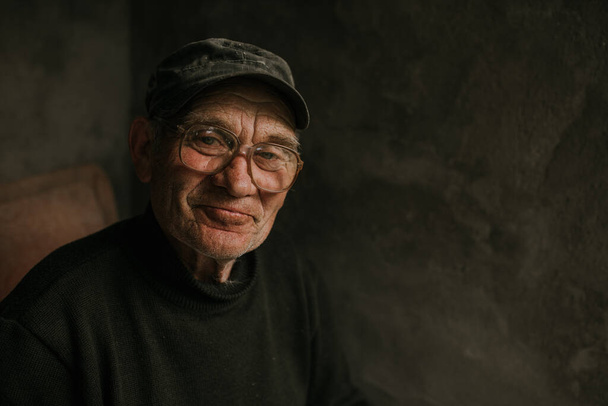 Pensive starý muž v brýlích s šedivými vlasy - Fotografie, Obrázek