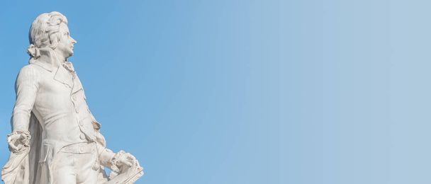Μπάνερ με μνημείο Μότσαρτ στο ιστορικό κέντρο της Βιέννης, Αυστρία την ηλιόλουστη μέρα, μπλε ουρανός με αντίγραφο χώρου για κείμενο - Φωτογραφία, εικόνα