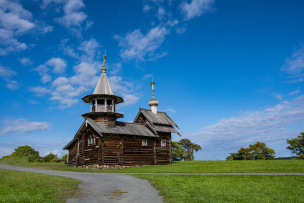vintage huizen en kerken houten architectuur noorden in de zomer tegen blauwe lucht achtergrond - Foto, afbeelding