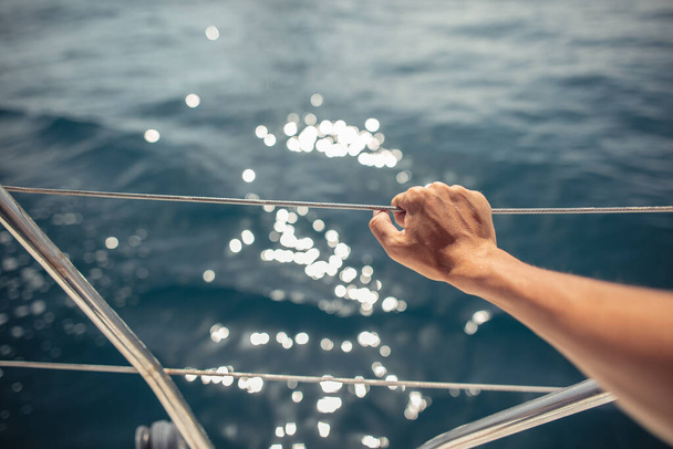 a mão masculina sobre fundo vista mar - Foto, Imagem