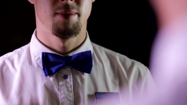 młody przystojny ambitny mężczyzna kino kino pracownik w czysty biały kołnierz koszula sprawdzanie regulacja niebieski muszka krawat - Materiał filmowy, wideo