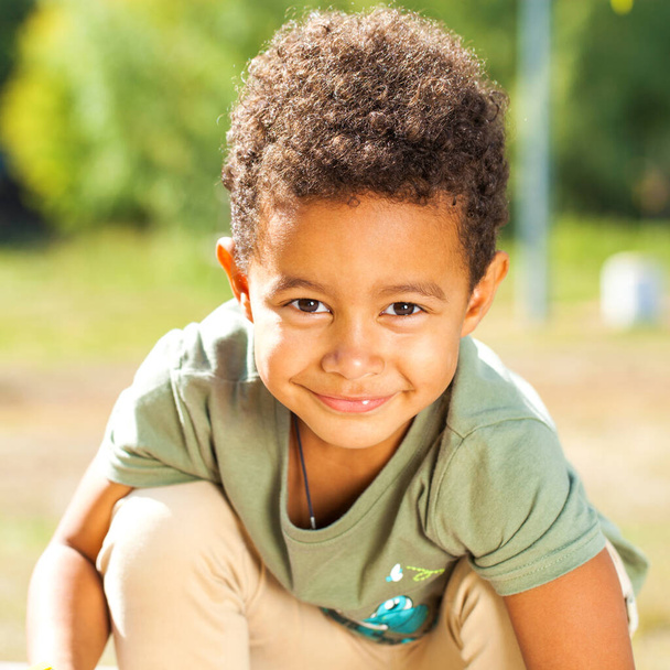 Close up portrait of little boy in autumn park - Foto, afbeelding