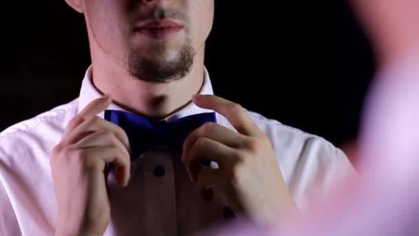 Όμορφος νεαρός φιλόδοξος άνδρας κινηματογραφικός κινηματογράφος εργαζόμενος σε καθαρό λευκό γιακά πουκάμισο έλεγχο προσαρμογή μπλε παπιγιόν - Πλάνα, βίντεο