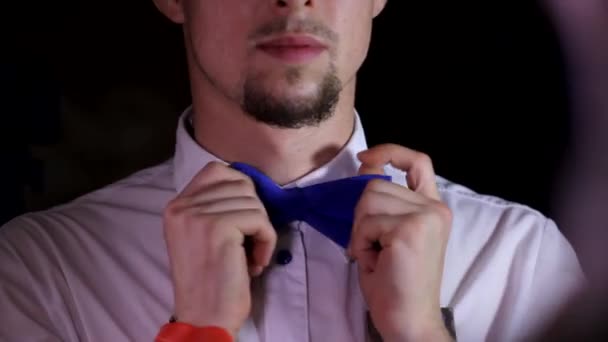 Ambicioso joven guapo cine masculino trabajador de cine en camisa de cuello blanco limpio comprobación de ajuste corbata de lazo azul - Metraje, vídeo