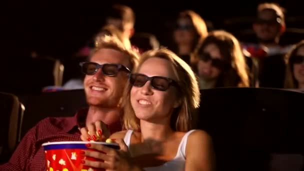 Egy csoport fiatal boldog izgatott vonzó férfi női barátok eszik popcorn élvezi 3D 4d akciófilm mozi mozi - Felvétel, videó