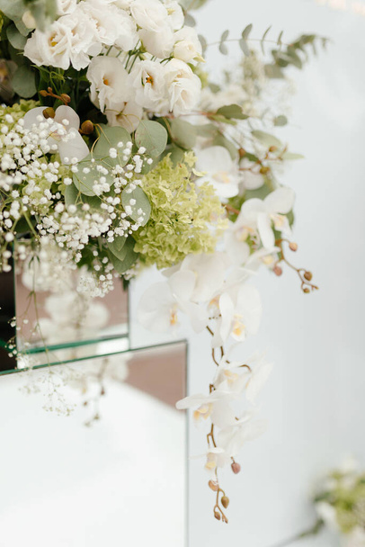 Virágok háttér. Csukd be a virágokat. Virágkompozíciók. Virágok az esküvőn. Virágdíszek - Fotó, kép