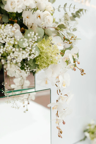 Sluit de bloemen. Bloemencomposities. Bloemen op de bruiloft. Bloemen achtergrond. Bruiloft bloemen decoraties - Foto, afbeelding