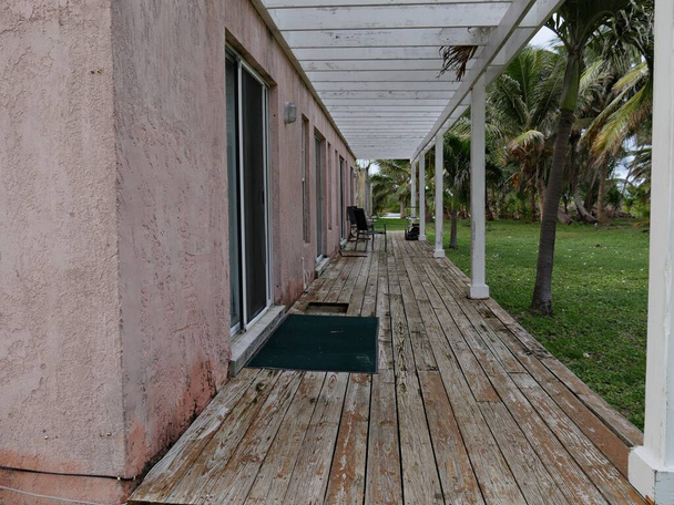  Balcon en bois à l'arrière d'un appartement près de l'océan dans une île tropicale - Photo, image