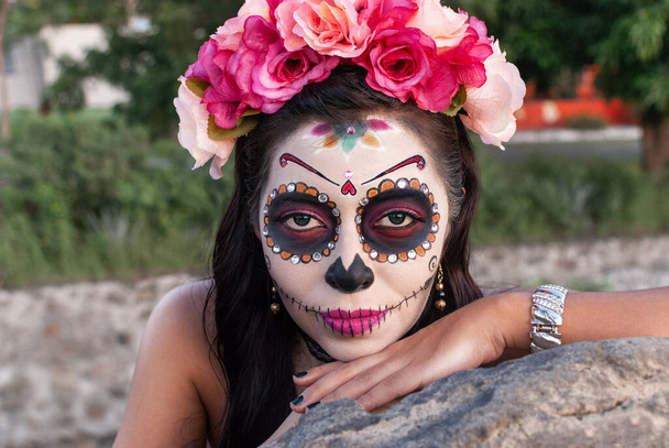 Mladá žena s nalíčenou lebkou. Day of The Dead. Halloween. Katrina portrét. - Fotografie, Obrázek