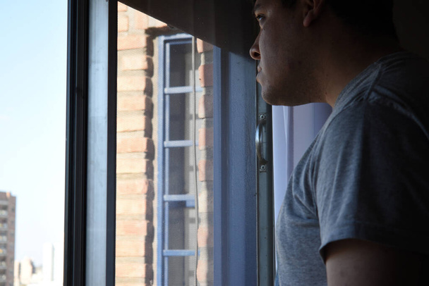 пухкий чоловік дивиться у вікно
 - Фото, зображення