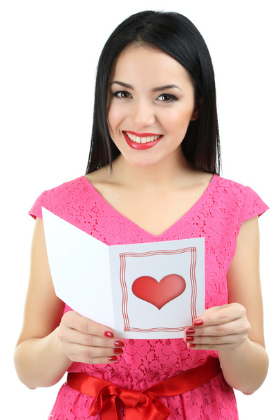 aantrekkelijke jonge vrouw met valentine card geïsoleerd op wit - Foto, afbeelding