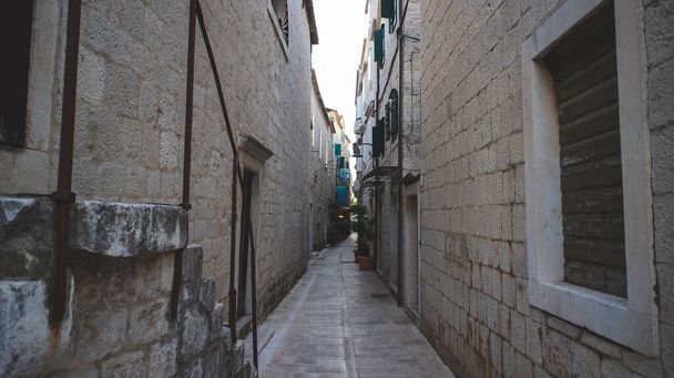 Trogir, Chorvatsko.21. června 2020: Prázdné ulice krásného města Trogir, UNESCO světového dědictví, obvykle přeplněné turisty, během letní sezóny postižené epidemií viru korony - Fotografie, Obrázek
