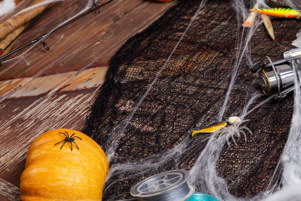 Kalastus tacles puinen tausta Halloween suunnitella spaders ja web. Mockap mainontaa ja julkaisemista varten. - Valokuva, kuva